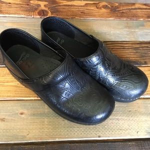 Dansko clogs size 39 black pattern
